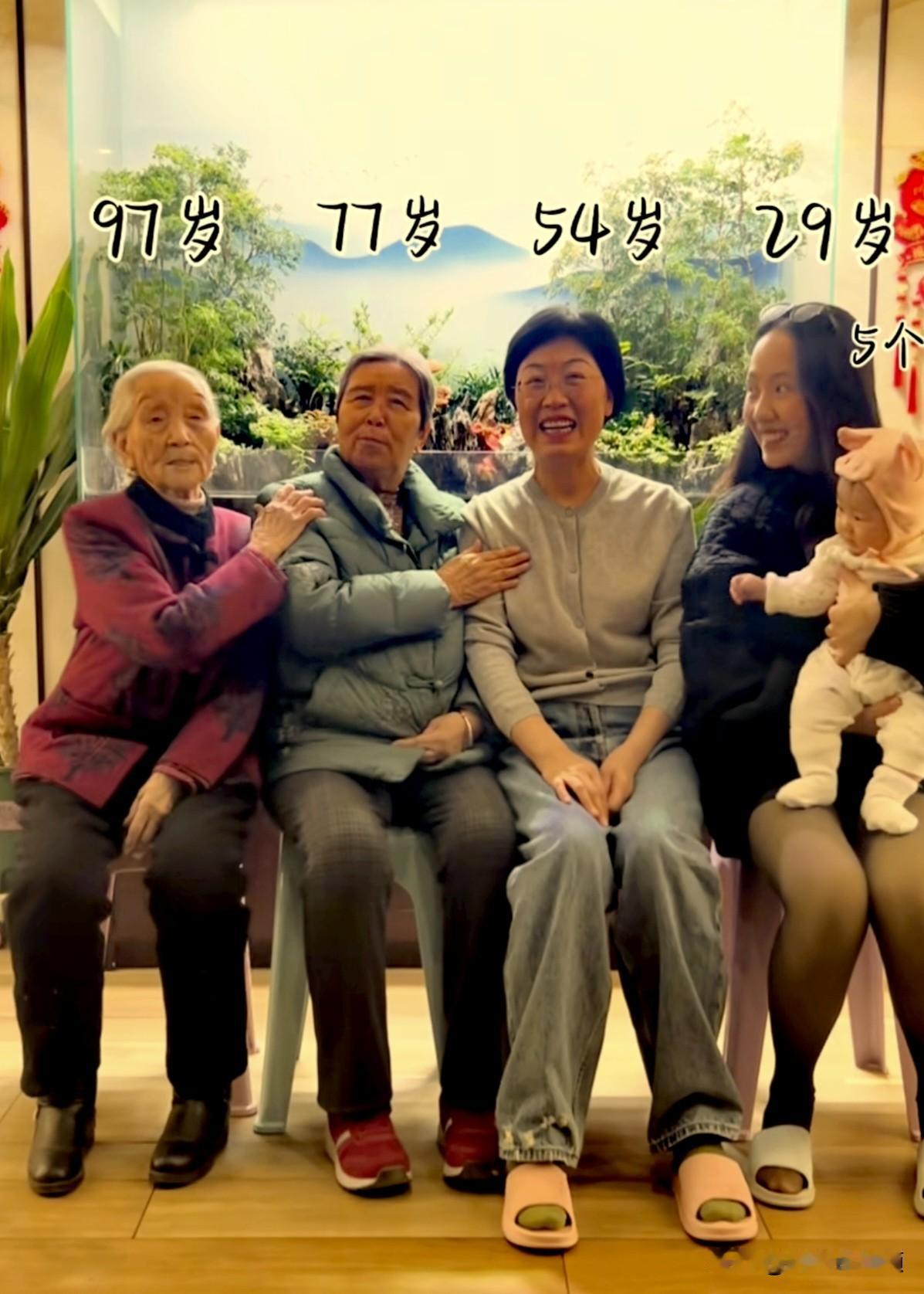 可遇不可求的五世同堂！一排坐下来，跨越五代人的相聚。简简单单一张照片，却是多