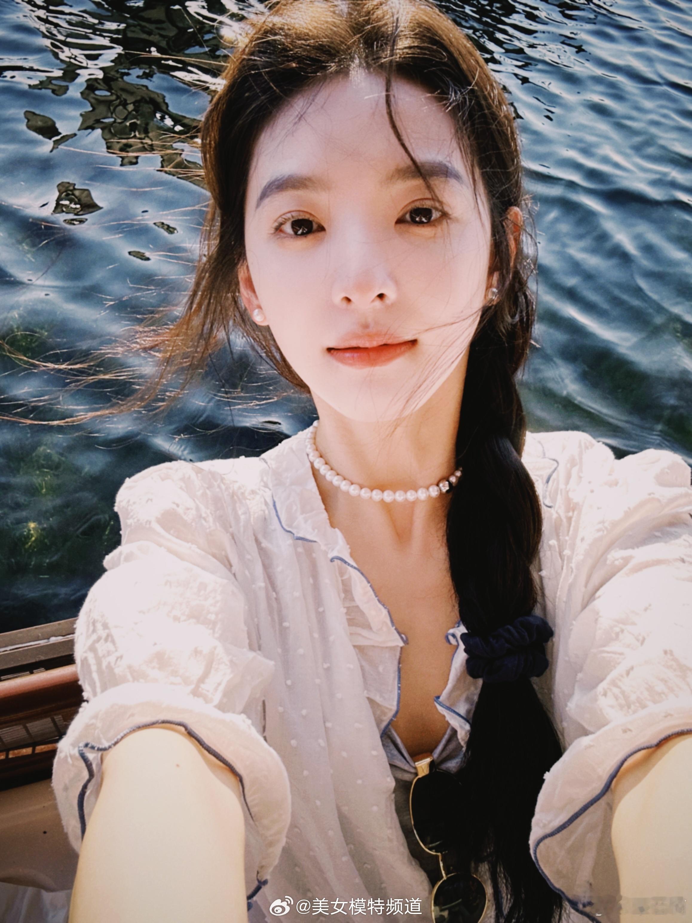 章若楠夏日私服甜妹子上线​​​