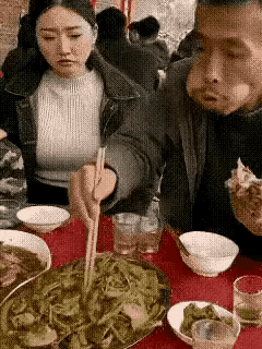 美女还看呢，这还能吃得下去吗🤢