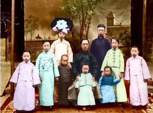 1923年，末代摄政王载沣隐退后的家族合影照片，载沣端坐中央，七个女儿和两个儿子