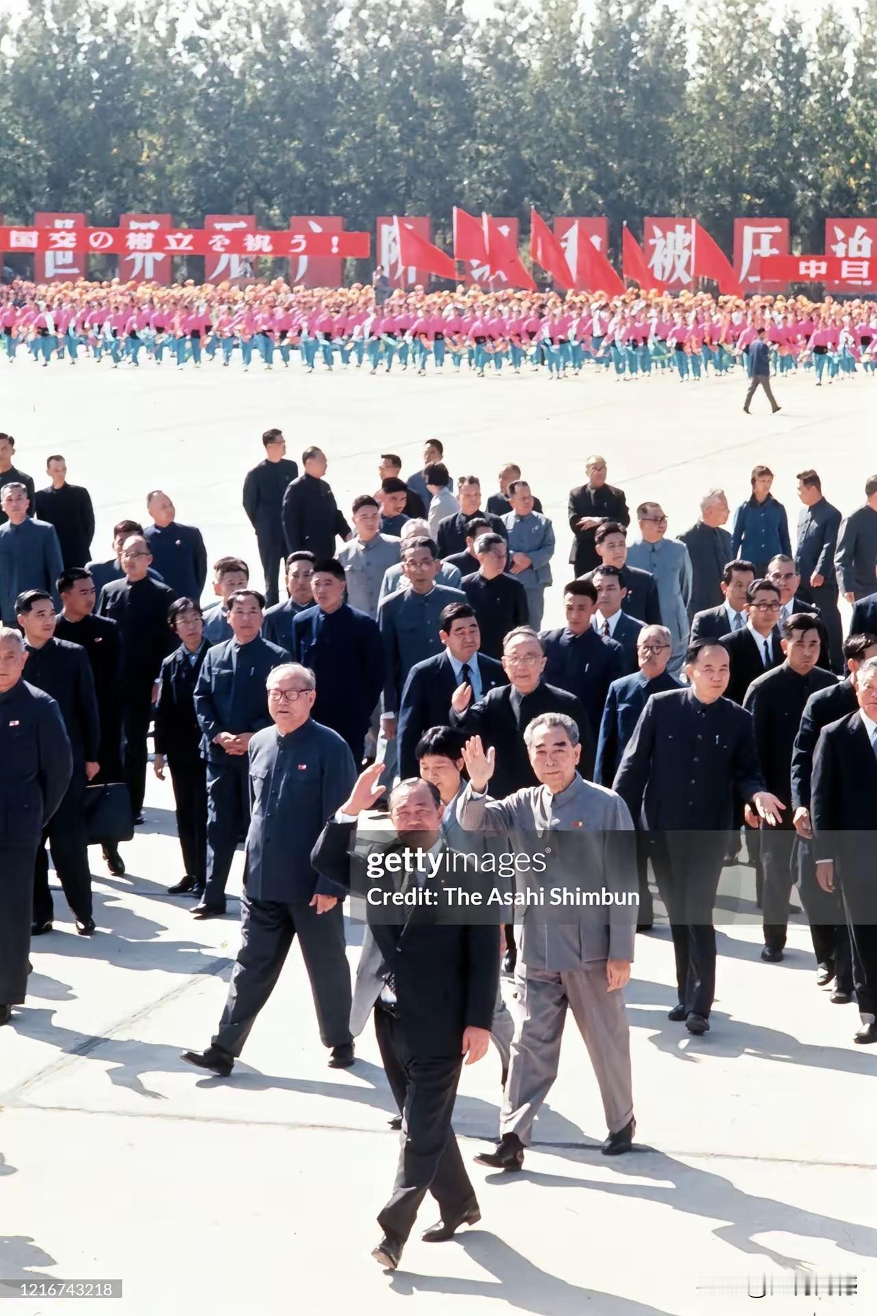 这应该是上个世纪70年代田中角荣访华时的画面，通过照片能够感受到，当时的场面特别