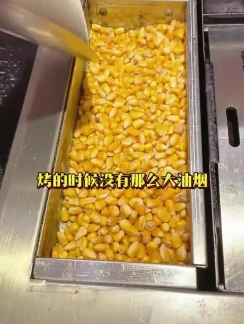 烟台有家烤肉店火了，用的燃料不是木炭，是金灿灿的玉米粒。店家说火更柔、烟更少，肉