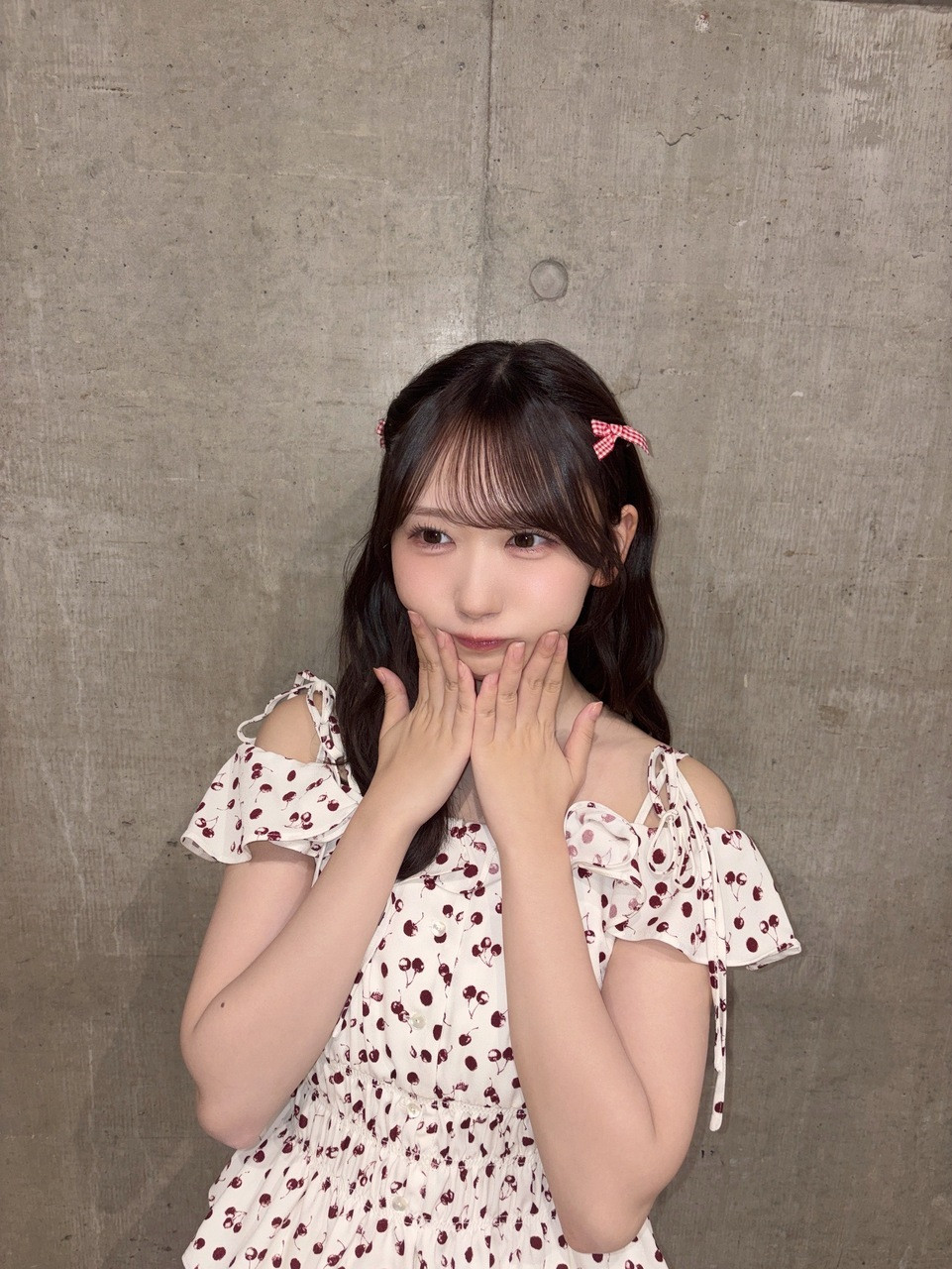 藤嶌果歩「みんなに会う前♡わくわく♡初めてブースで写真撮ってみた！この後ろにはみ