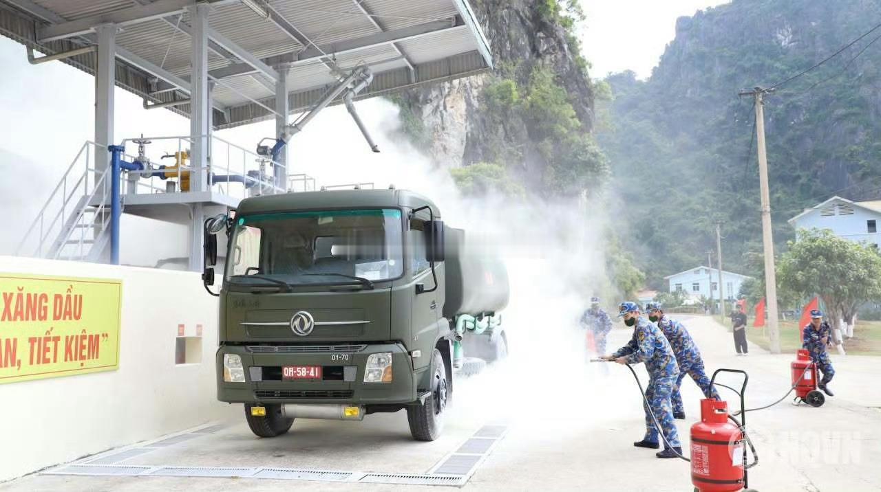 越南海军使用的东风油罐车和越南防空空军的陕汽油罐车，越军中的中国造车辆不少呀