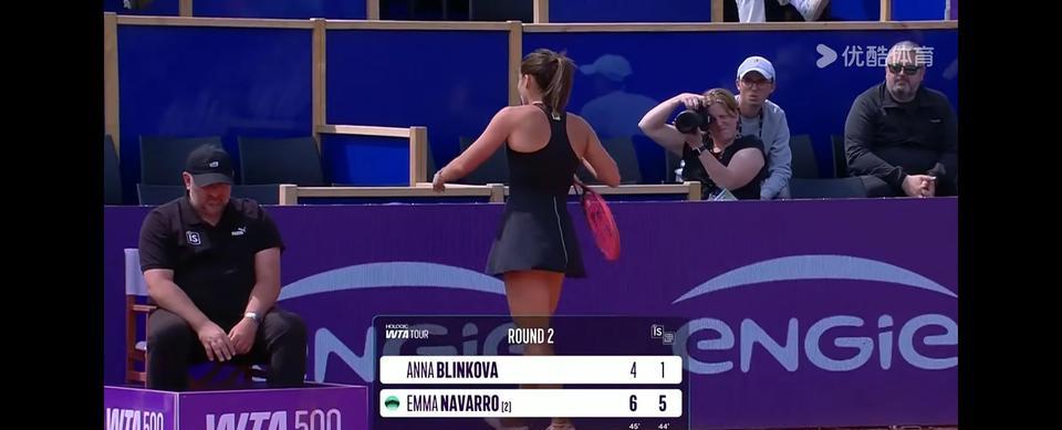2025年WTA500赛法国斯特拉斯堡站女子单打第二轮美国选手艾玛·纳瓦罗以6