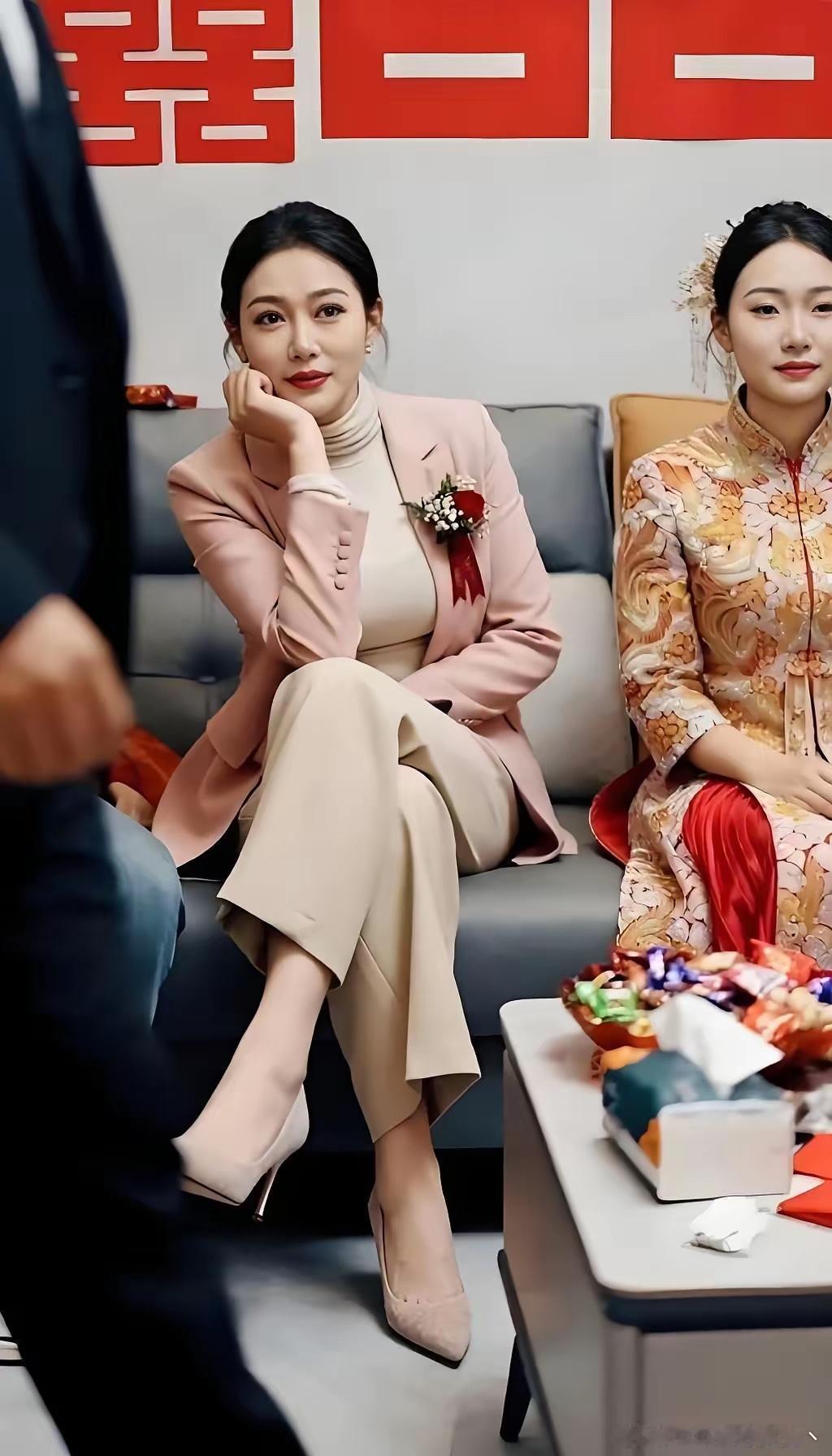 丈母娘气场拉满，[吐舌头眯眼睛笑]盖过新娘👰‍♀️婚礼上丈母娘气场盖过新娘这事儿，还挺