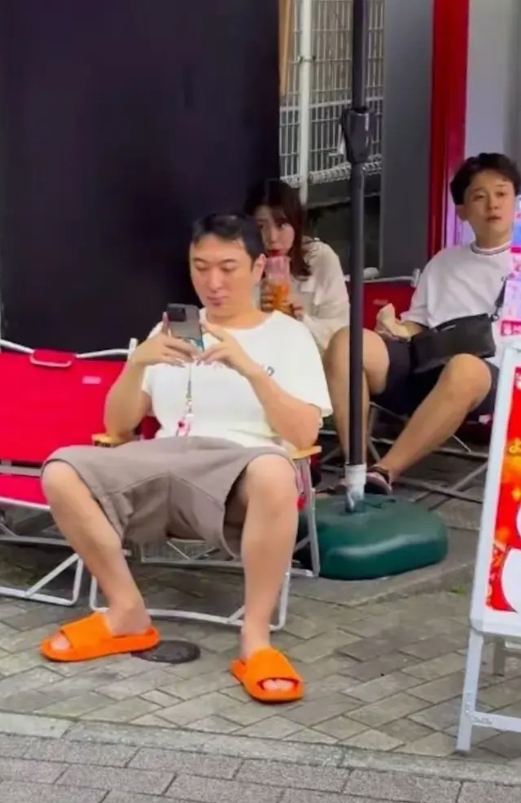 王思聪就是一个没有一点上进心的花花公子，整天只知道去玩弄女人，他的老爸现在已经焦