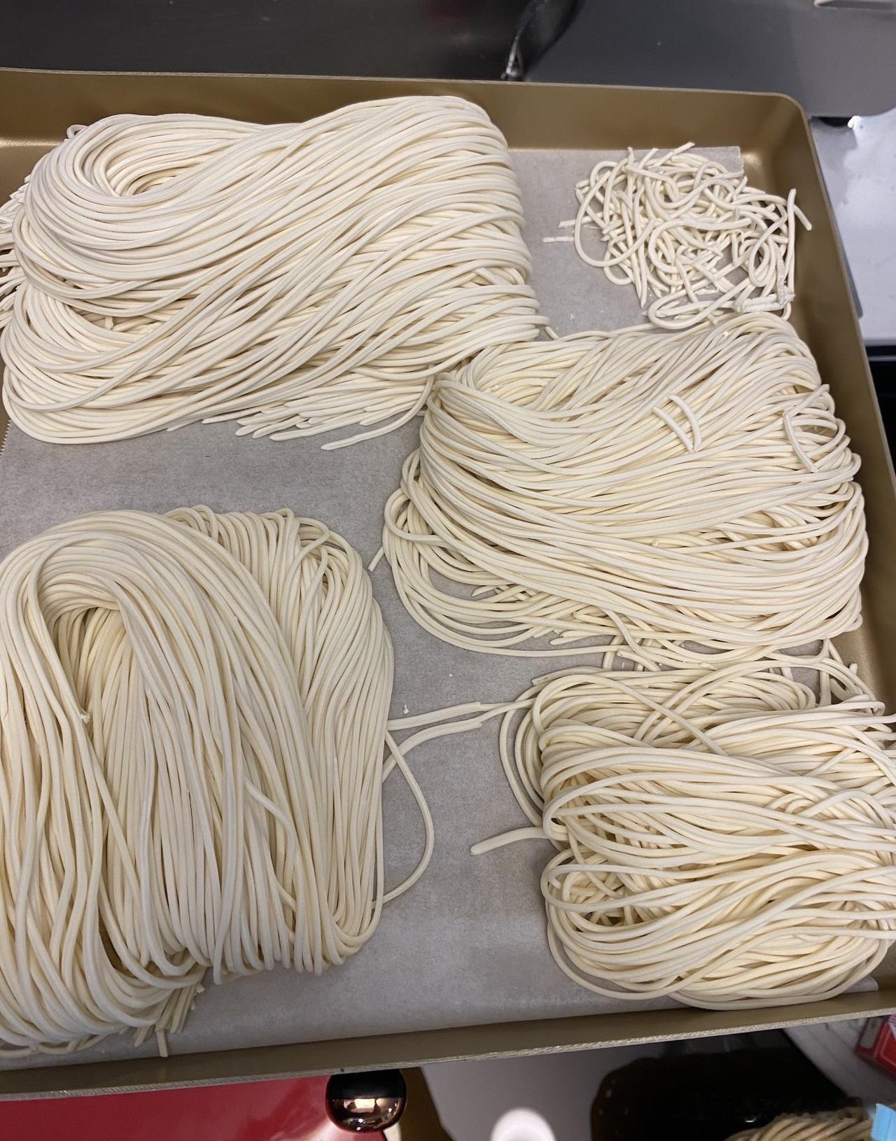 离谱！乌鲁木齐90%切面店都是川渝人？新疆人真不会做面吗？在乌鲁木齐骑车