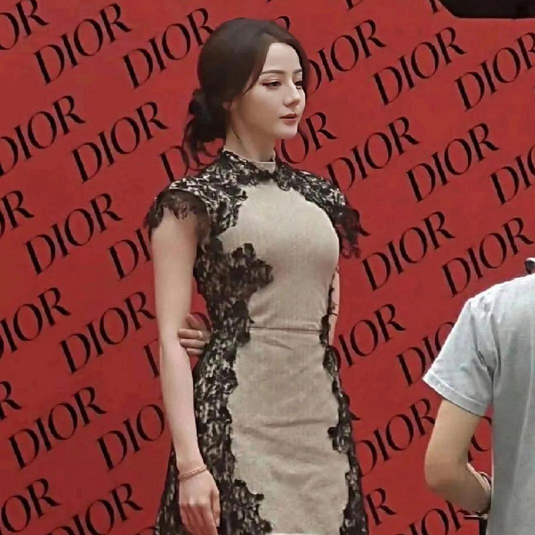 娱乐圈真是把人逼疯了。镜头前瘦成纸片人的迪丽热巴，在《你好星期六》干饭环节直