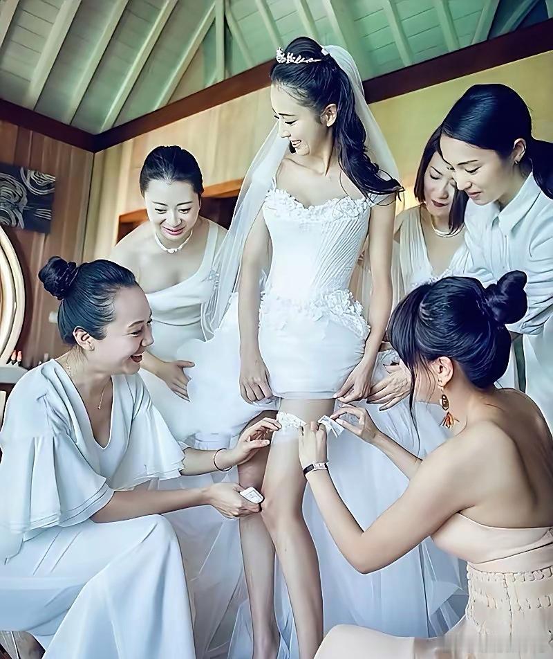 不懂就问，佟丽娅为什么要在大腿这里绑一根白色的蕾丝带？​​​