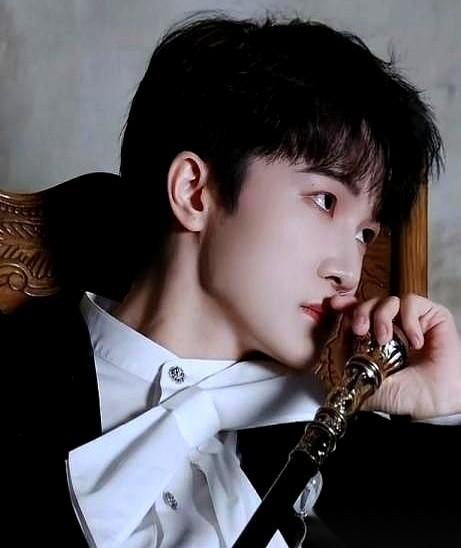 周深那套黑白造型一出来，好多人第一反应是：“他终于听劝了！”那个因为嗓音，因为