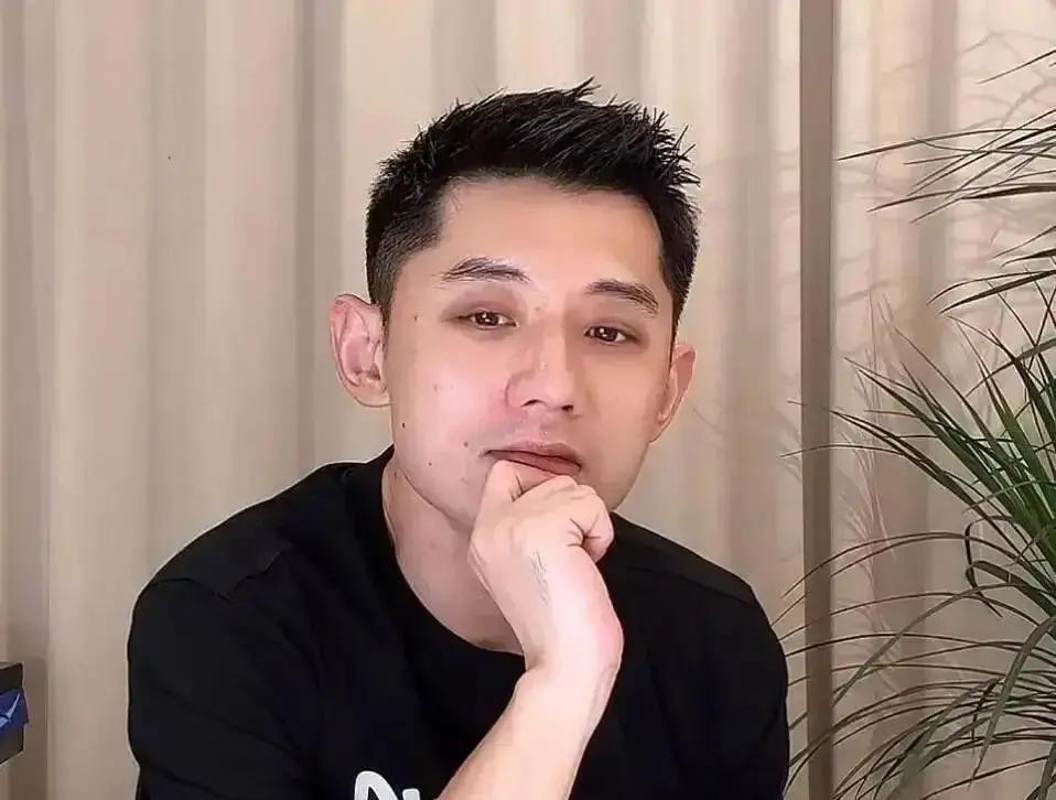 马龙还能打几年？国乒真没人了昨晚刷到张继科直播，一句话把我钉在原地：国乒现