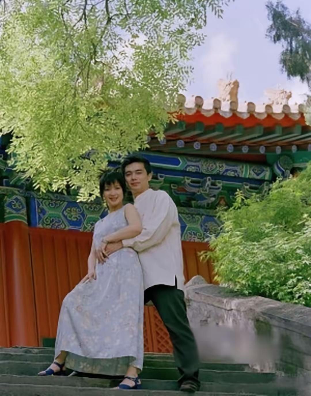 因为他的工作已经把她化妆的很好看，她平时只想轻松，不过她好像是有点偏胖。我个人