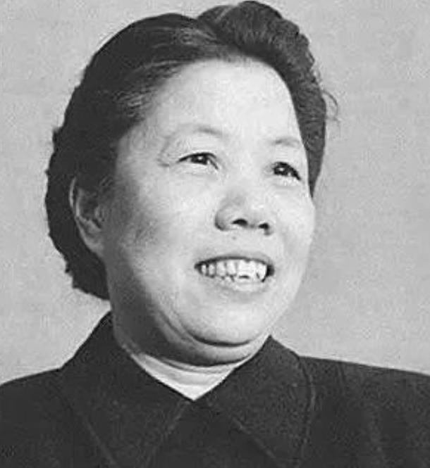 1992年，天津海河两岸的船，送别一位伟大的革命家，遵嘱遗言骨灰撒入河流，她就是