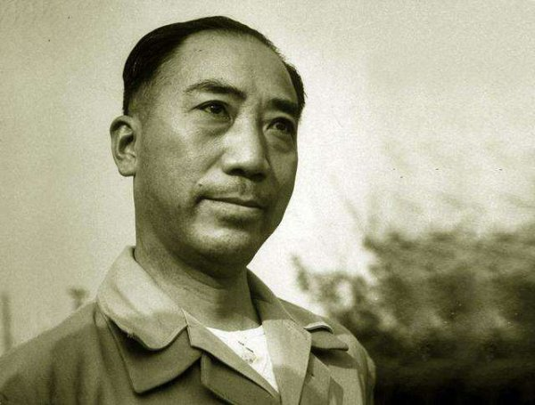 1945年10月，戴笠请50个汉奸吃饭，吃饱喝足之后，戴笠突然起身，现在宣读逮捕