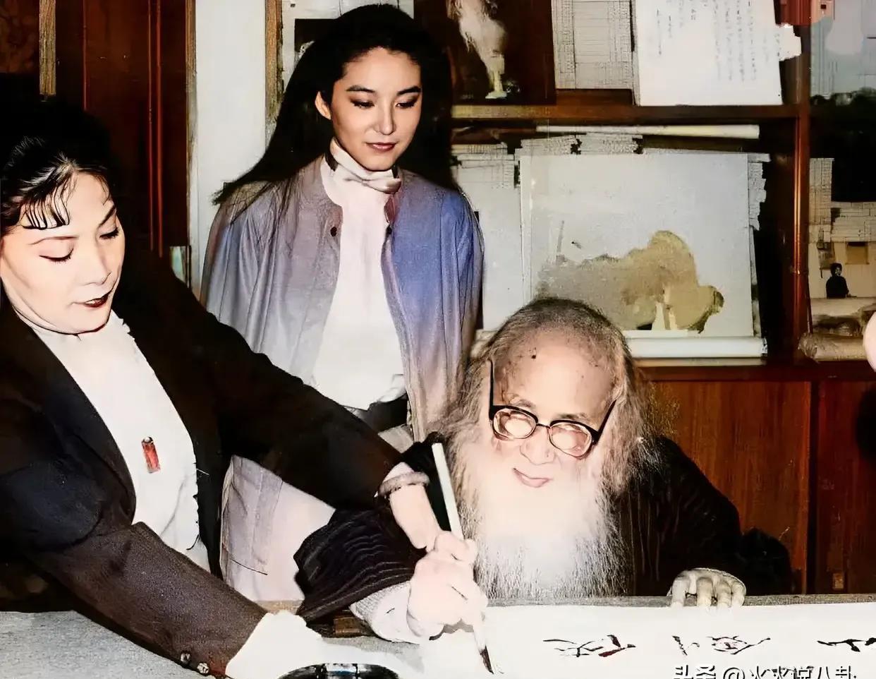 84岁封笔大师，为29岁的她破例了。不是为政要。不是为富豪。是给一个拍武侠