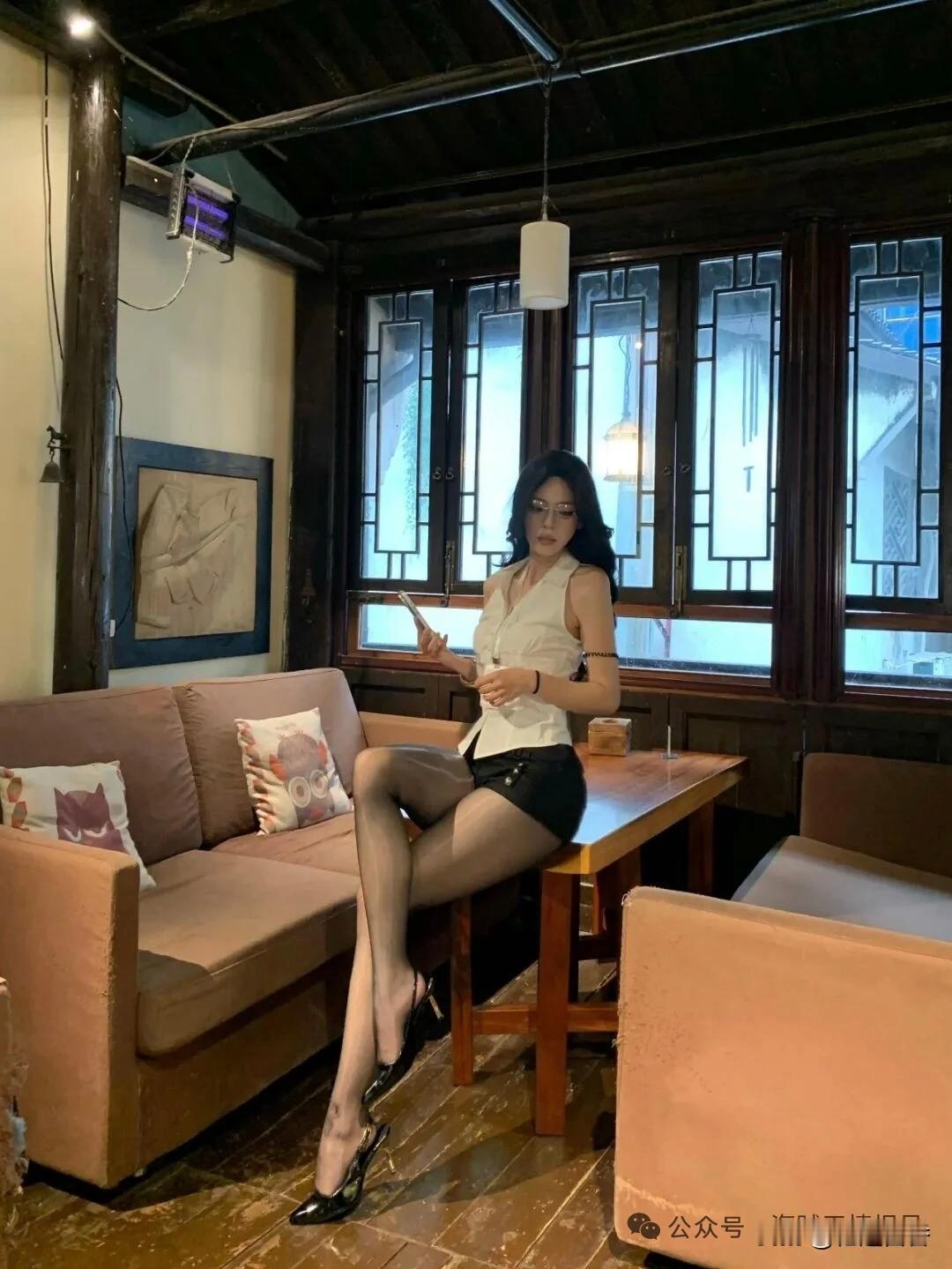 复古咖啡馆里的时尚女孩，优雅地享受时光。