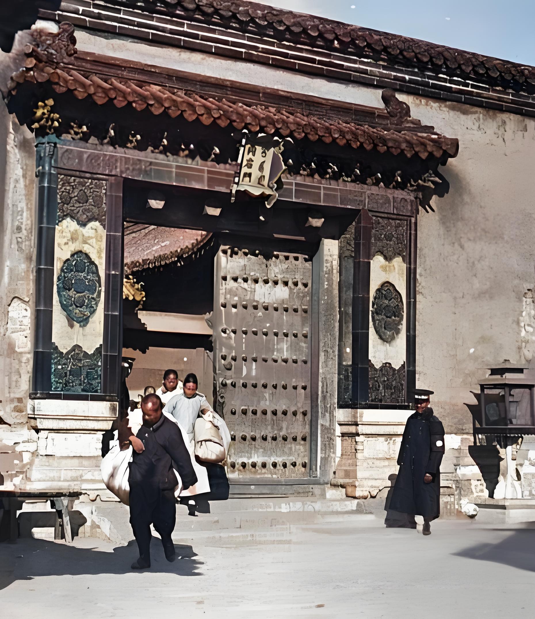 1924年直奉战争时，冯玉祥带兵进京，将溥仪及所有宫人逐出紫禁城，照片是当时被逐