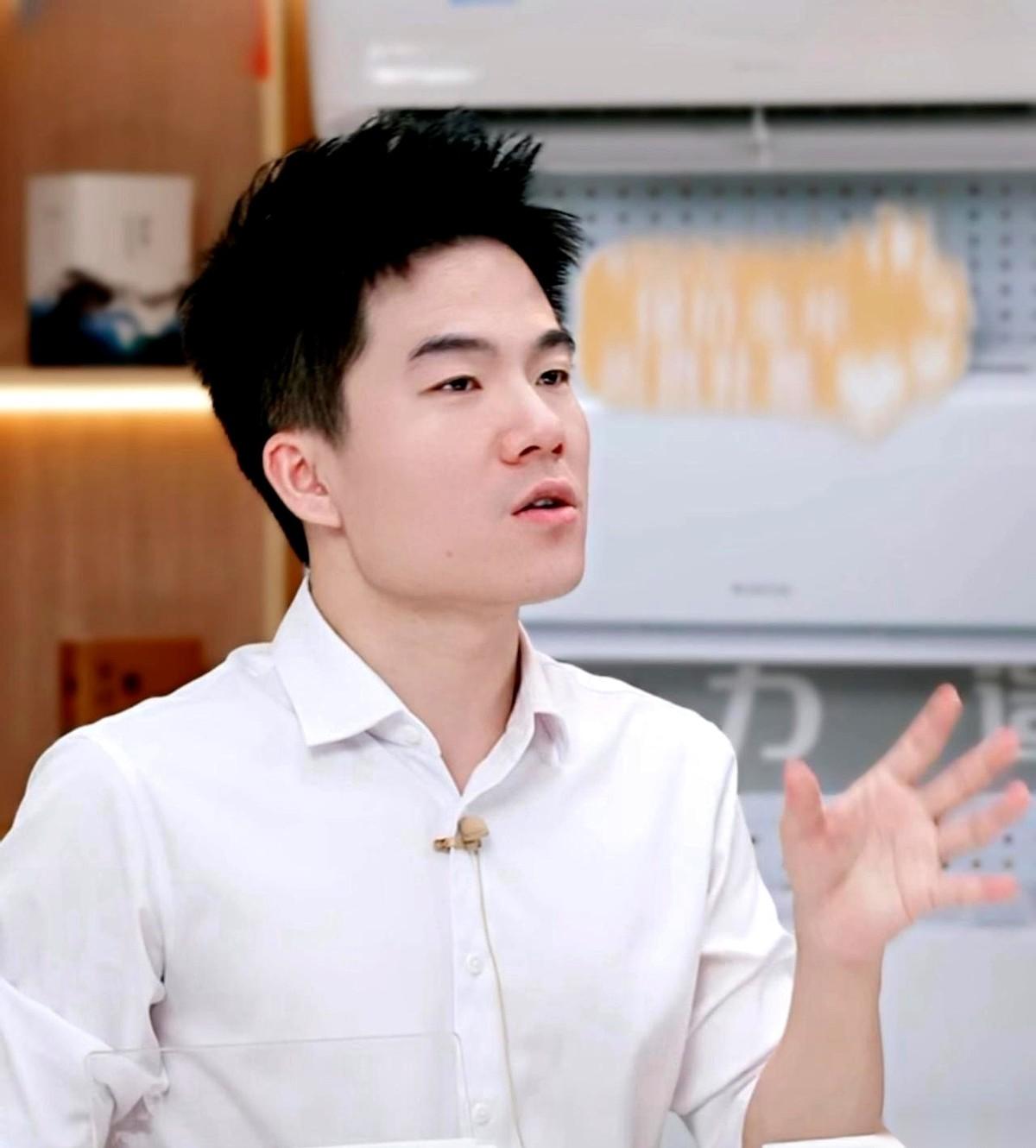 我靠，看到这个我直接人麻了。女员工说想去法国玩，问老板董宇辉能不能报销。你猜