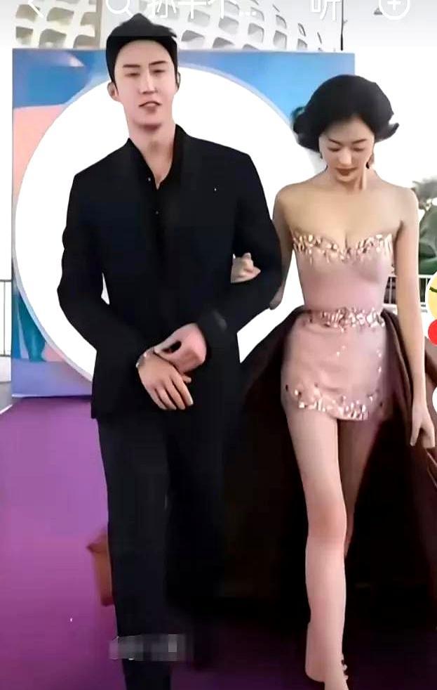 娱乐圈里最玄妙的从来不是一见钟情，而是资源与档期的精密咬合。尖叫之夜的红毯