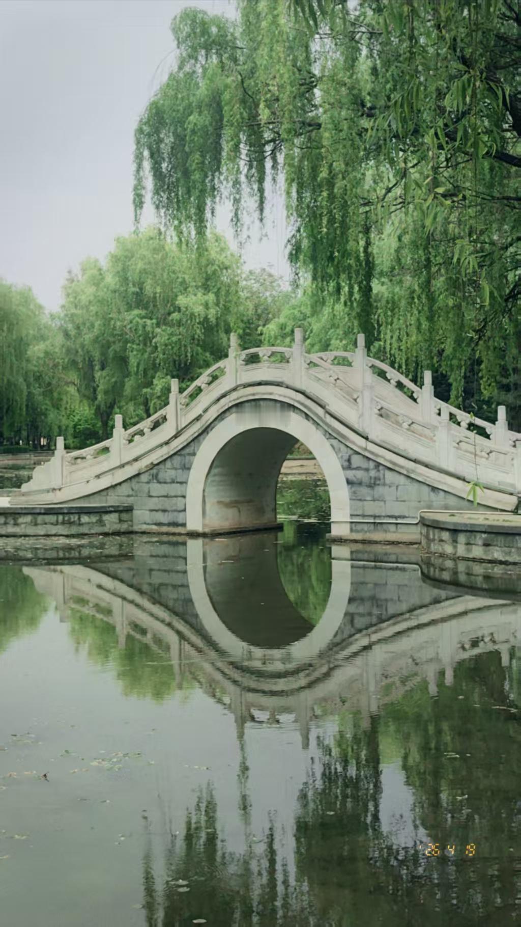 昨天旅游途中，一位家长打电话，说孩子不做作业打了一上午球，中午他打了孩子，谁知孩