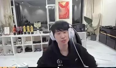 LOL的S赛冠军中单Doinb近期玩了很多把DOTA之后说在说DOTA好玩就好玩