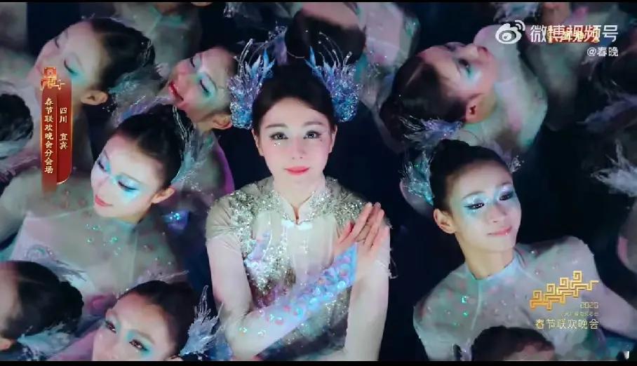 这次真不能说迪丽热巴不好看，实在是舞伴太出挑了。观众总期待迪丽热巴能艳压全场，成