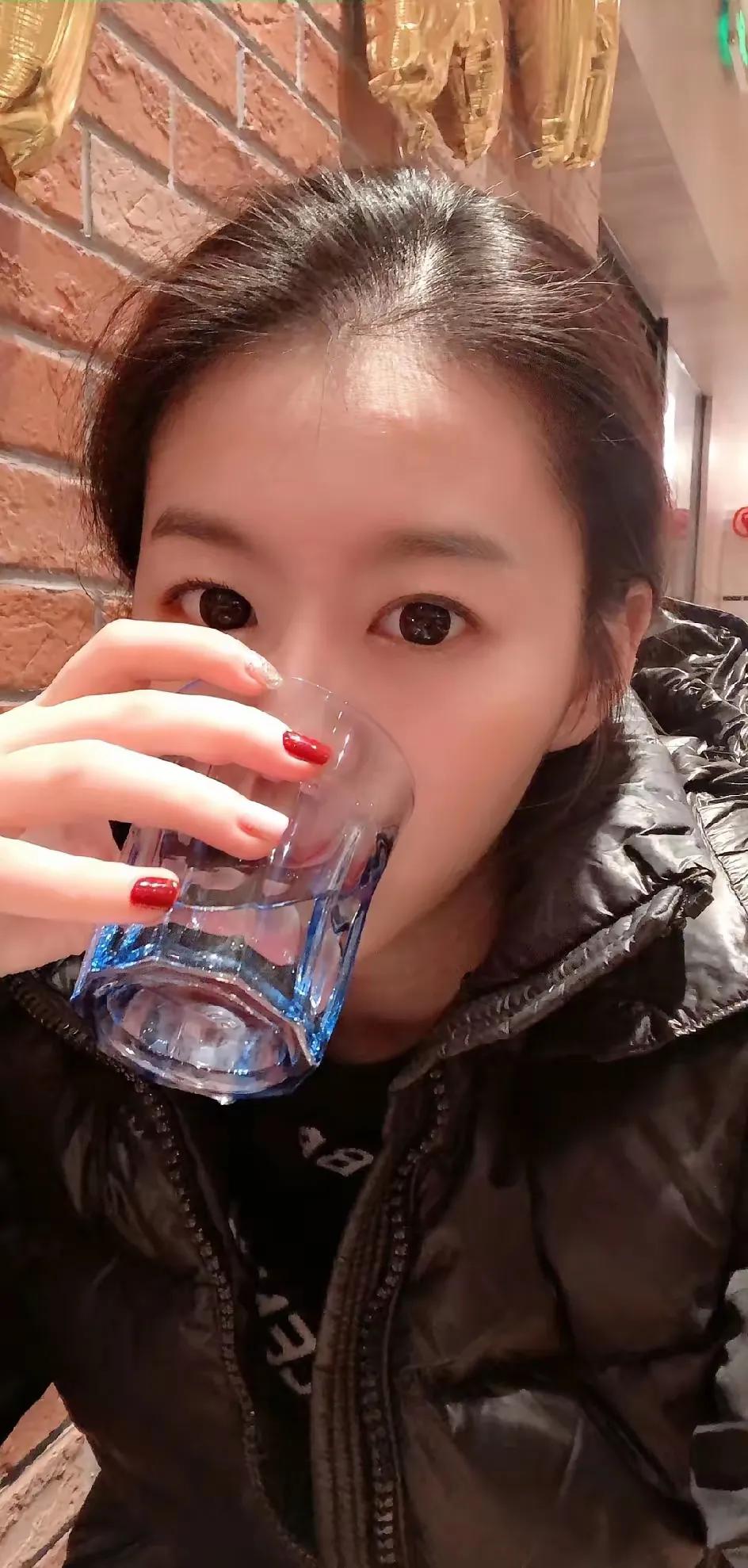 很喜欢李丽婧的长相，难怪当年张老师愿意与她闪婚，张老师曾与女友约定婚期，结果女方