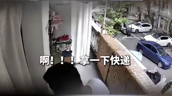 给洗澡姐事件里，没有和稀泥调解的民警点赞！洗澡姐事件，网上吵成了两大阵营，有