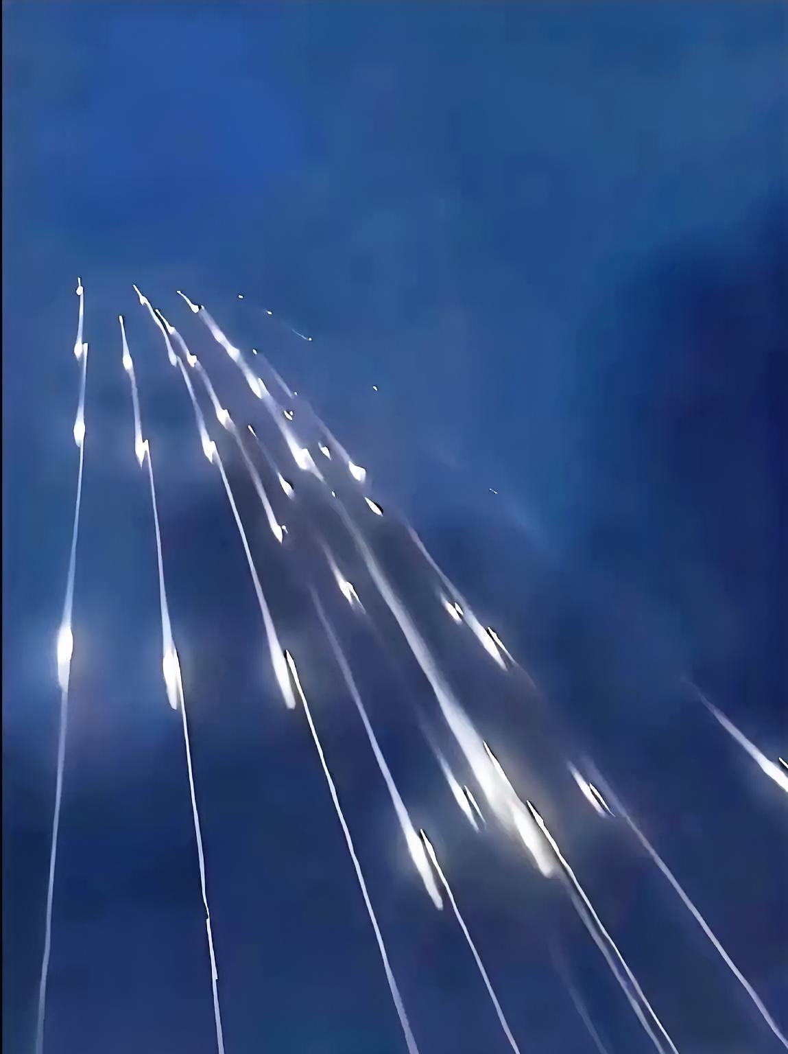 伊朗，千万要挺住今天是3月6日，伊朗与美国和以色列的战争进入第7天，伊朗共发起