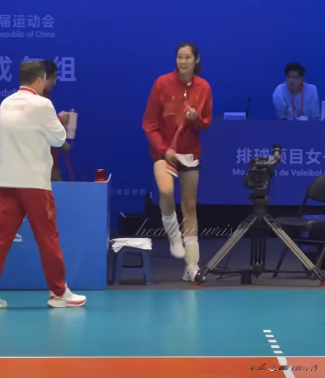 赛后温馨一幕！好有爱的互动啊！调皮的朱婷又上线了！朱婷竟然敢“抽打”北京女排主教