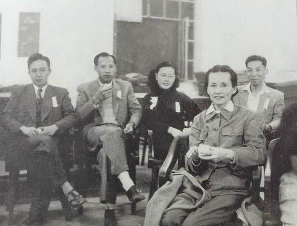 张爱玲和林徽因都是民国著名才女。张爱玲不愿意穿的蓝灰黑衣服，林徽因穿上了。想当