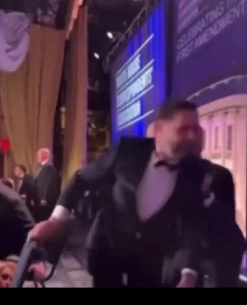 从流出的现场视频来看，枪响之后，万斯动作敏捷，身手不凡，根本不要安保人员上前，他