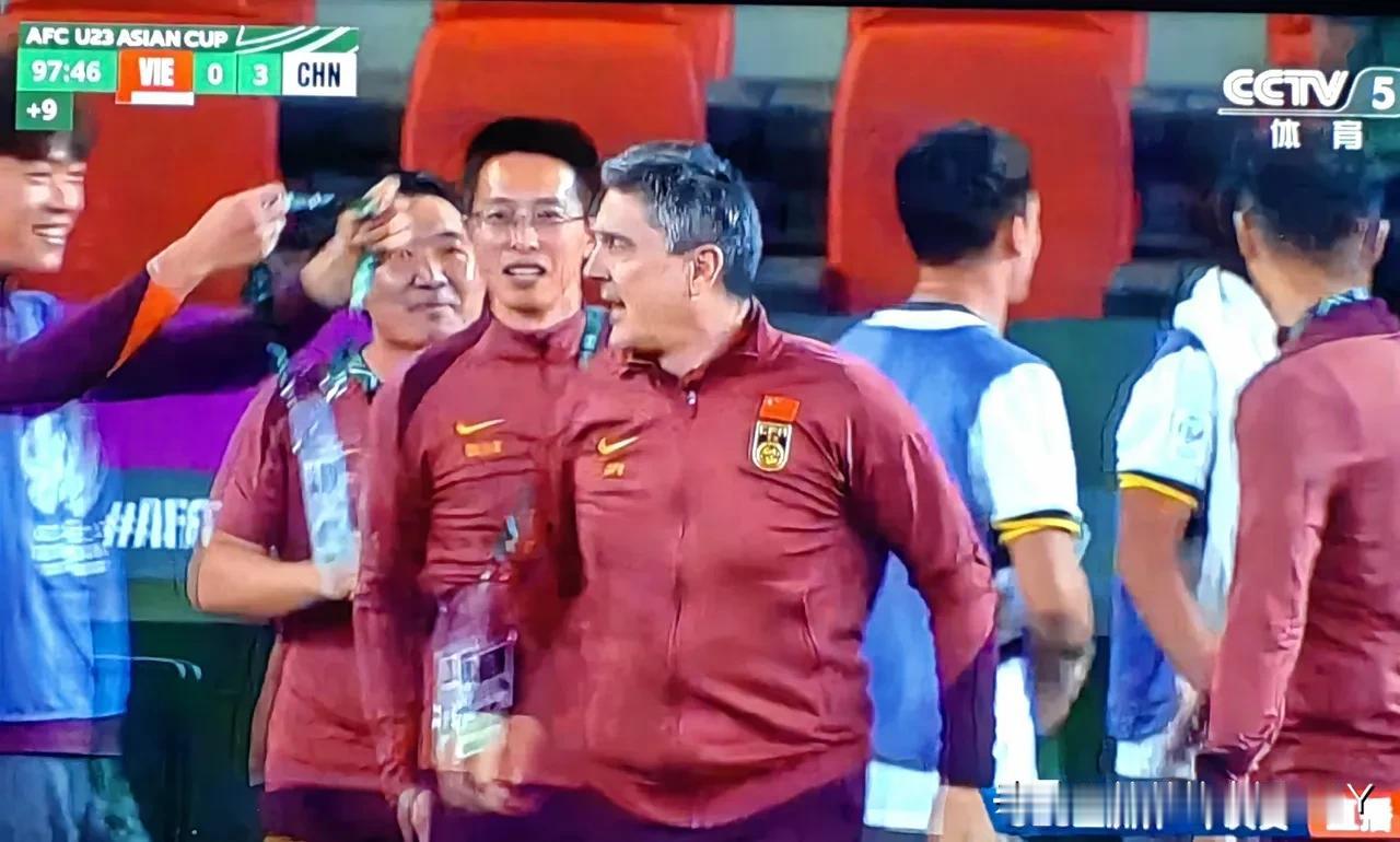 U23亚洲杯官方这波操作，可真懂怎么暖球迷的心。中国U23男足3:0完胜越南队闯