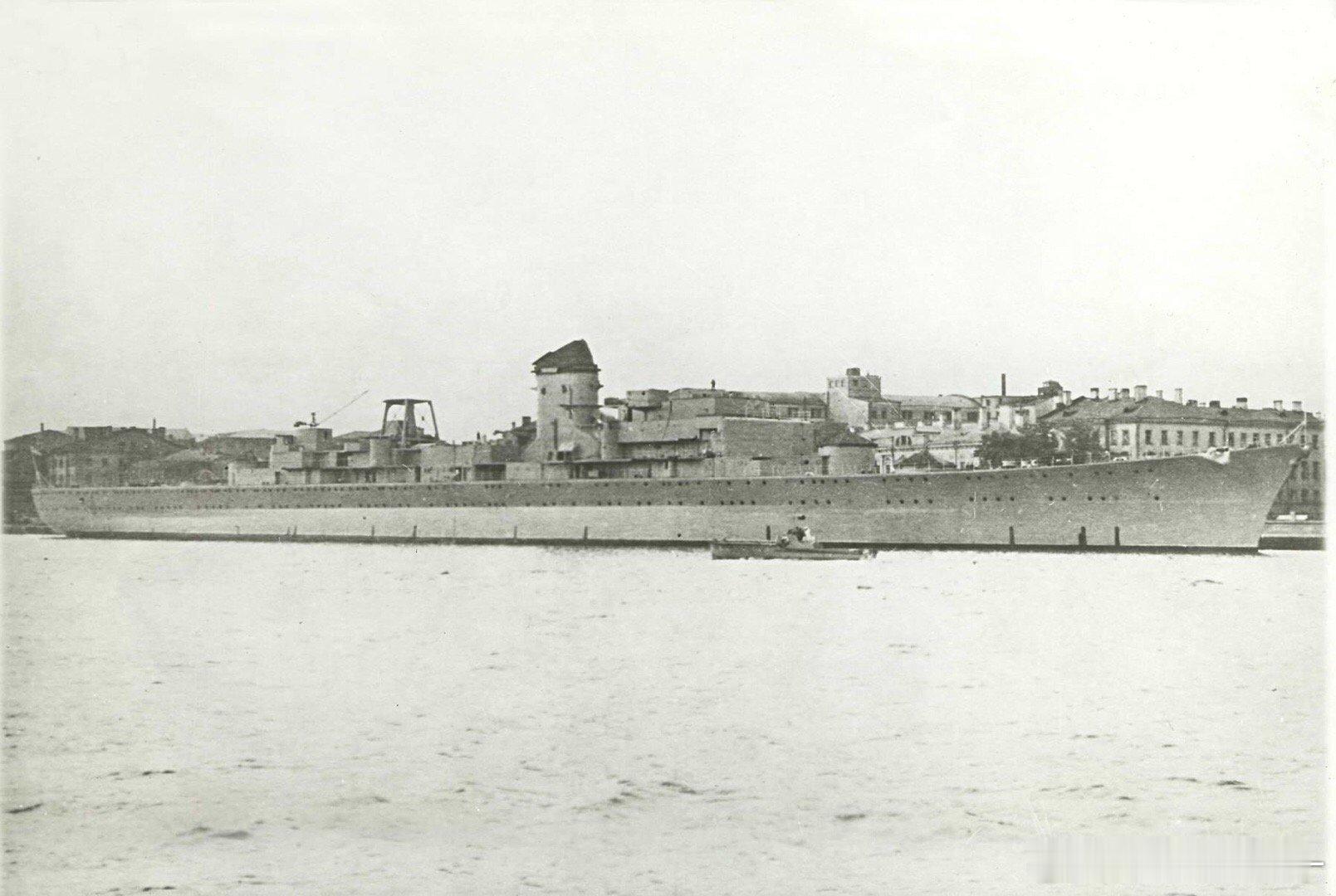 停泊在列宁格勒的未完工的彼得罗巴浦洛夫斯克号重巡洋舰（即前德国海军希佩尔海军上将