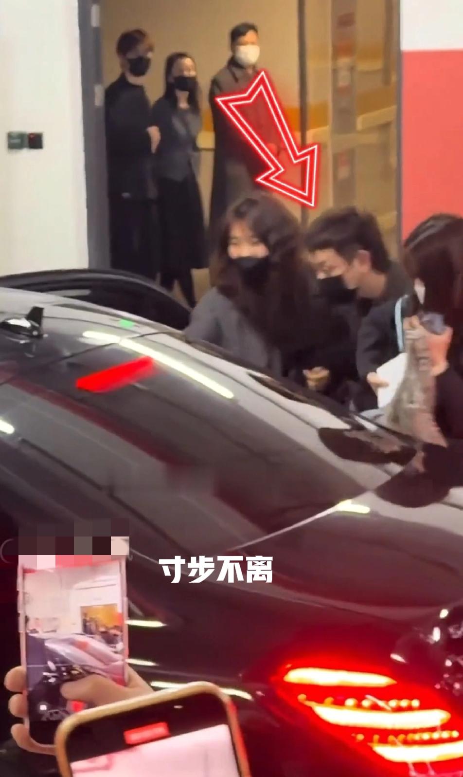 迪丽热巴终于享受到一个超级顶流该有的待遇，参加晚宴有经纪人寸步不离的照顾，整理裙