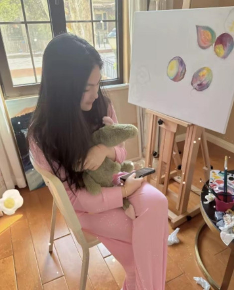 4月16日凌晨，李湘在社交平台晒出女儿画画的照片，附文“努力”，还加上了亲亲的小