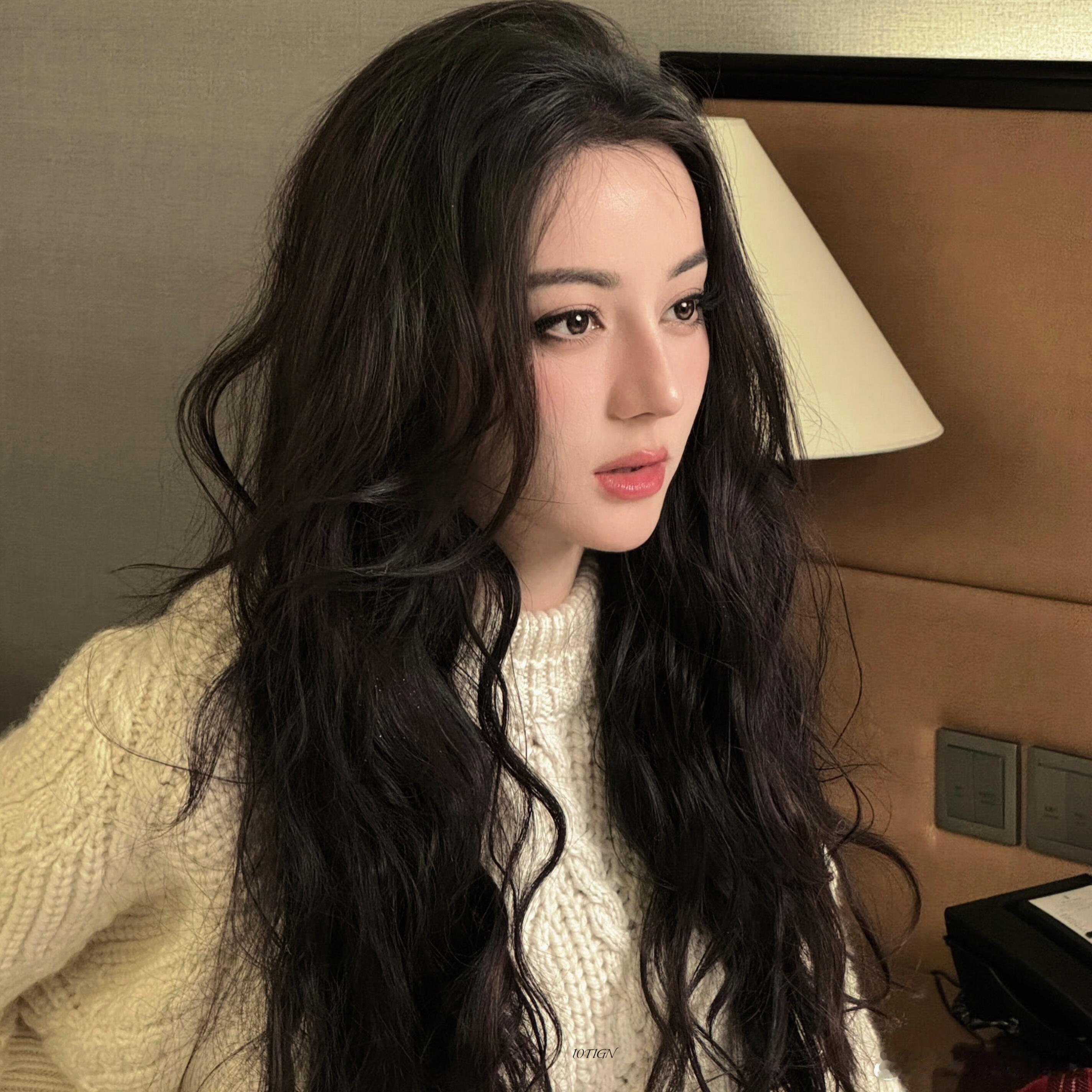 迪丽热巴手上还有输液的淤青隔着屏幕都心疼到了！连手上的淤青都带着易碎感，拍戏连轴