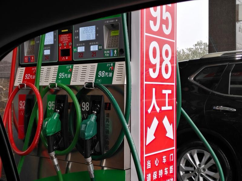 当地时间3月8日（北京时间3月9号），国际油价飙升，突破每桶100美元。美国原油