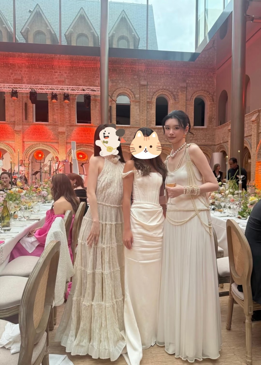奚梦瑶婚礼之后晚宴上的穿搭，奚梦瑶换了一套香奈儿古董高定裙，戴了一套很贵气的珍珠