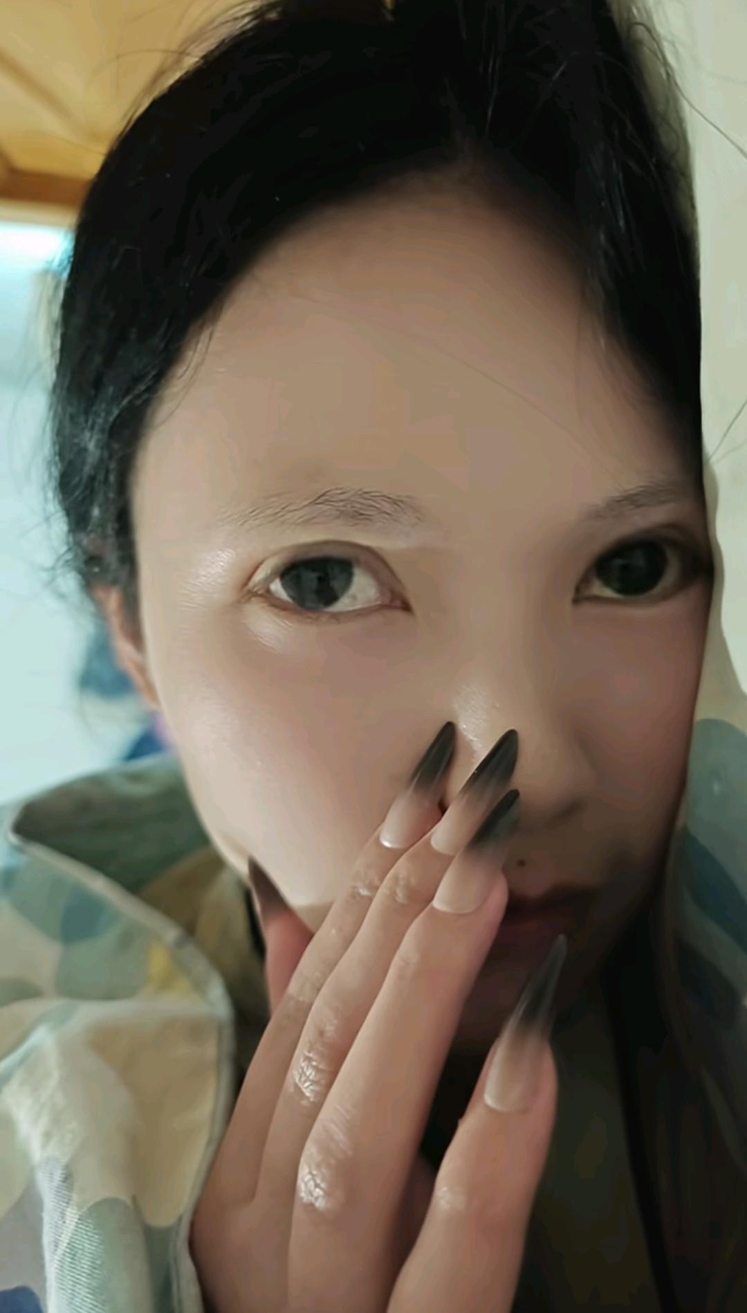 咋会有人长这个样子，妈呀好吓人。眼睛黑眼珠好大，虎牙那么长，眉毛没有，脸那么白