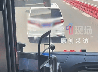 太嚣张了！广东深中通道，一辆满载乘客的大巴车行驶途中，疑因未及时给后方小车让道