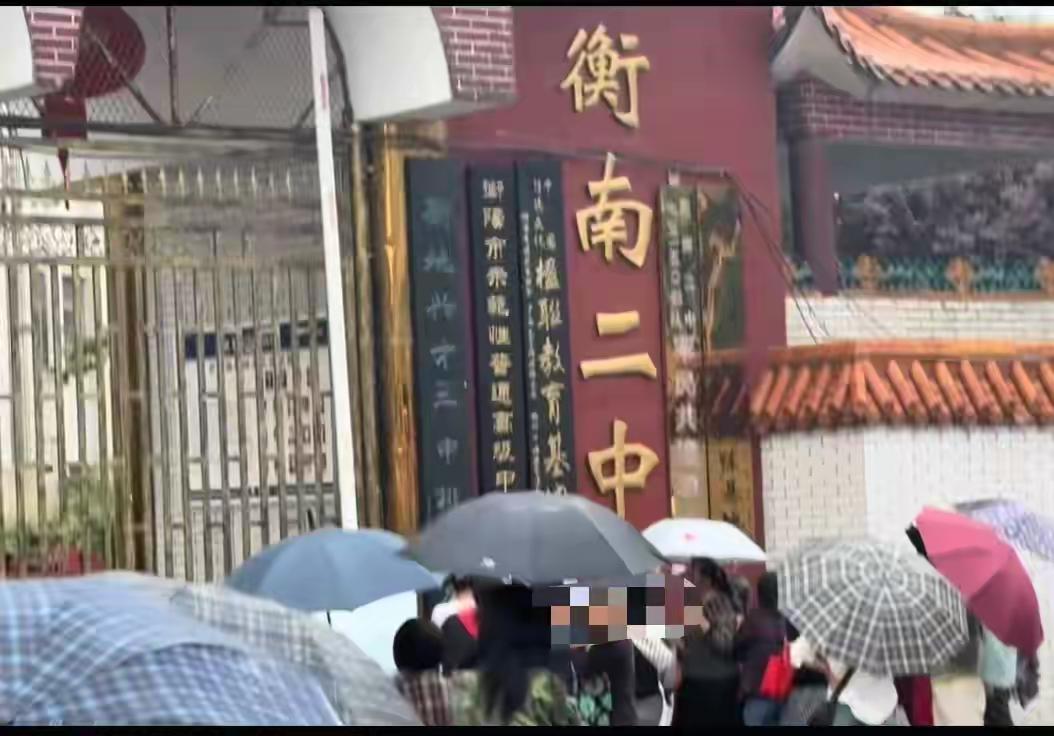 湖南衡南二中，夜跑后猝死的高二男生，才16岁，这本完全可以避免！男生身体本就虚弱