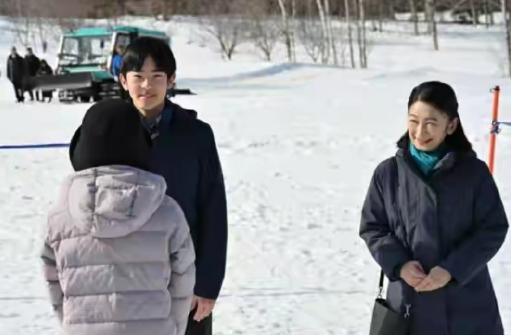 安倍晋三和高市早苗反对女性天皇继位，也是有苦衷的，对整个社会的影响比较大。安倍