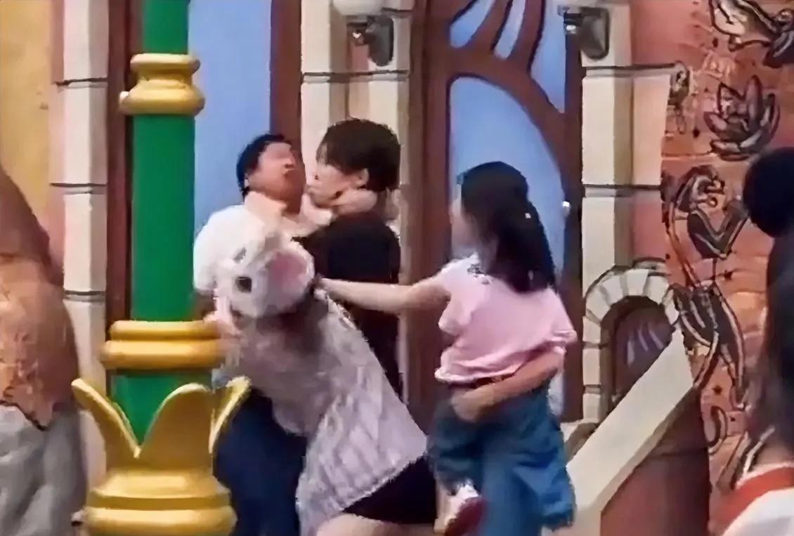 上海迪士尼游客打架事件发生后，我在画面中注意到，戴发饰的女孩举着胳膊追打推搡白衣