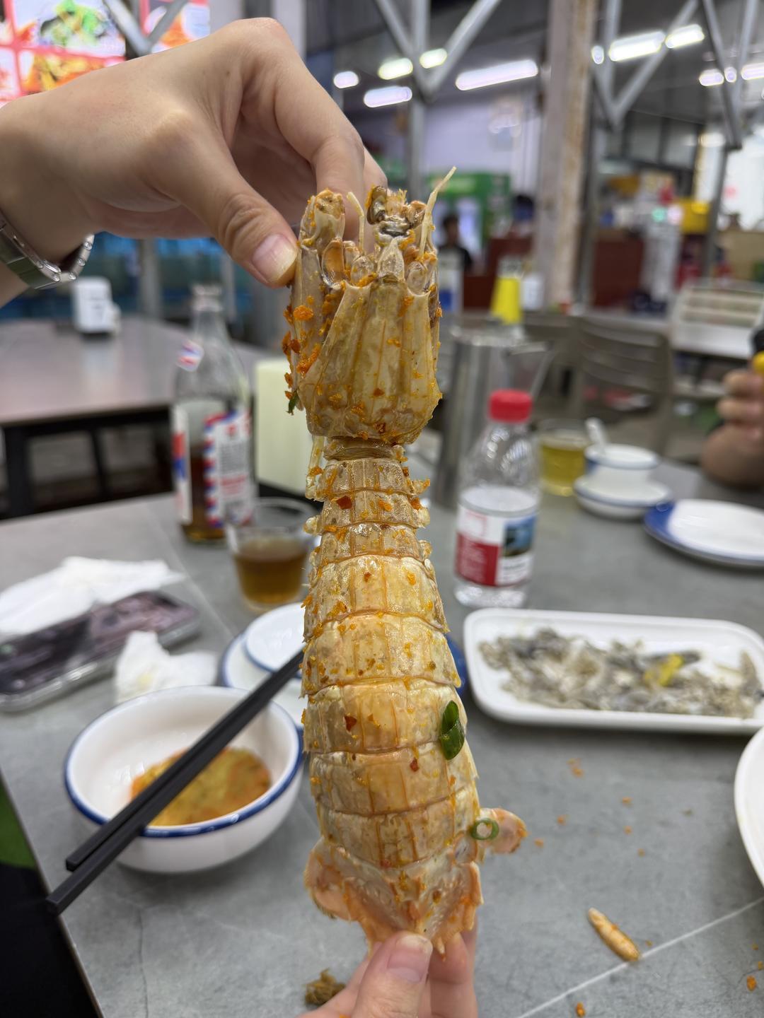 “停止网暴吧！”海南三亚，一游客去吃海鲜，4只虾被收了1035元，怀疑被出租车司
