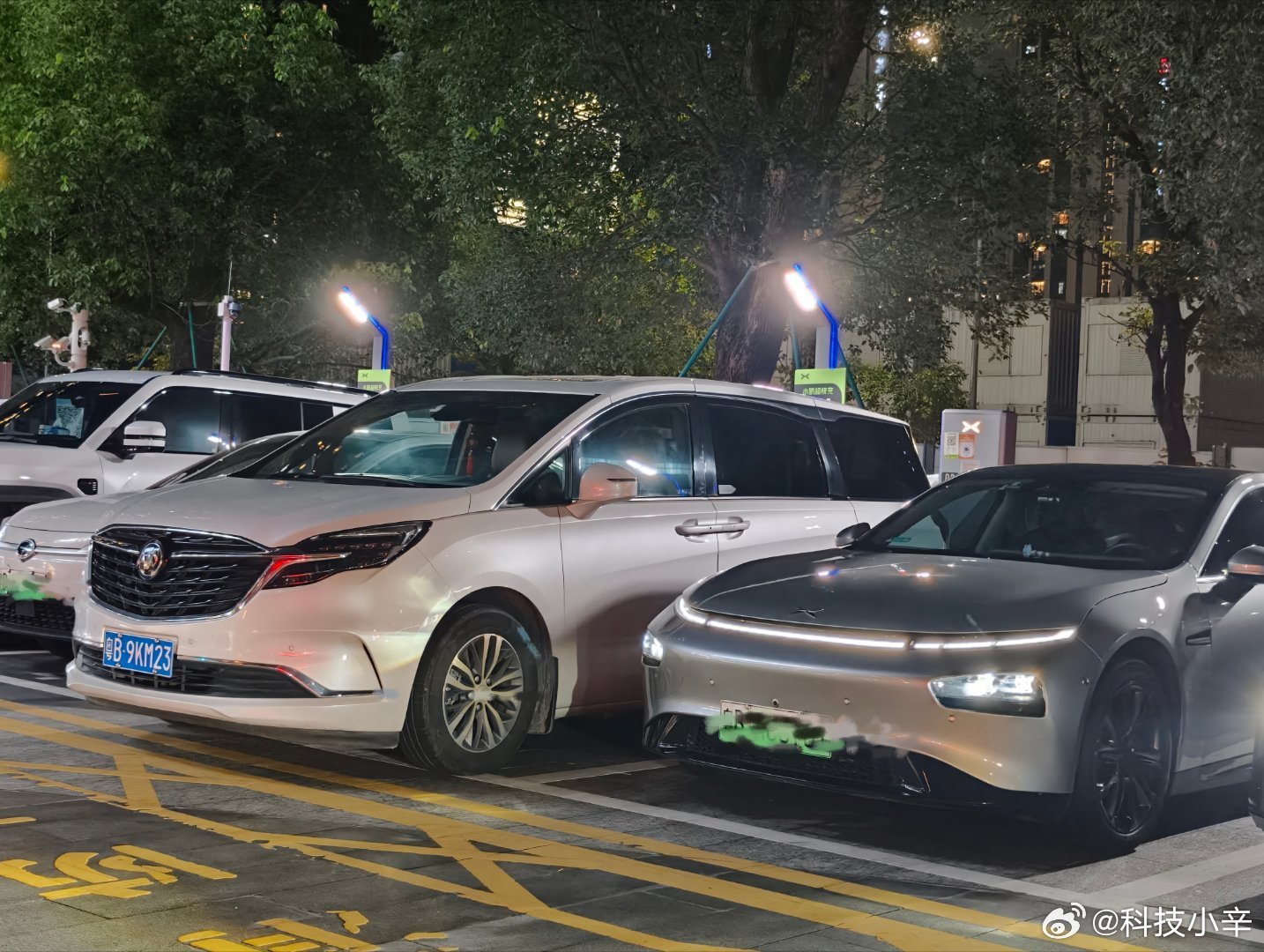 我服了呀，怎么又遇到小鹏的充电桩被燃油车占位？小鹏的充电桩这么好欺负吗？旁边好多