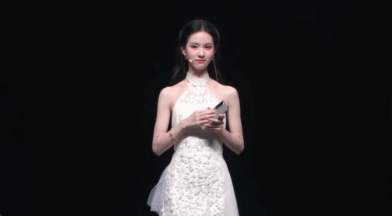 陈都灵人生镜签陈都灵比心三连拍陈都灵这也美得太超过了吧[爱心]一身白色连衣裙➕半