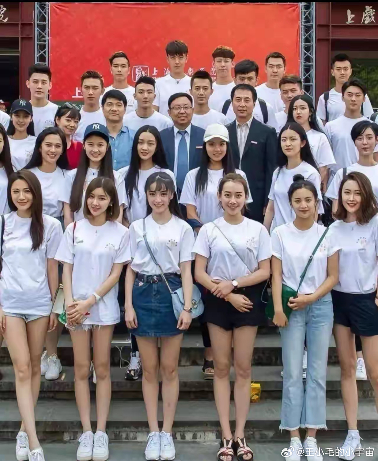 看完田曦薇的大学合照，才懂为何她能成大明星！