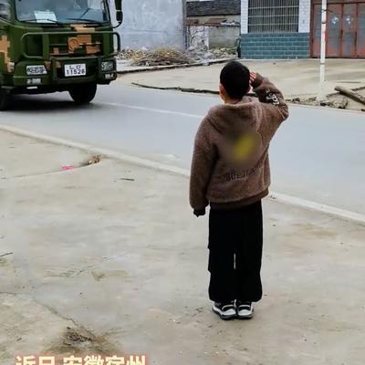 破防了！安徽宿州，男孩假期到爷爷奶奶家，在门口玩耍时，突然发现门口有军车路过，原